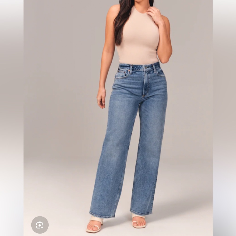 Abercrombie and Fitch 90’s Relaxed Jean High Rise